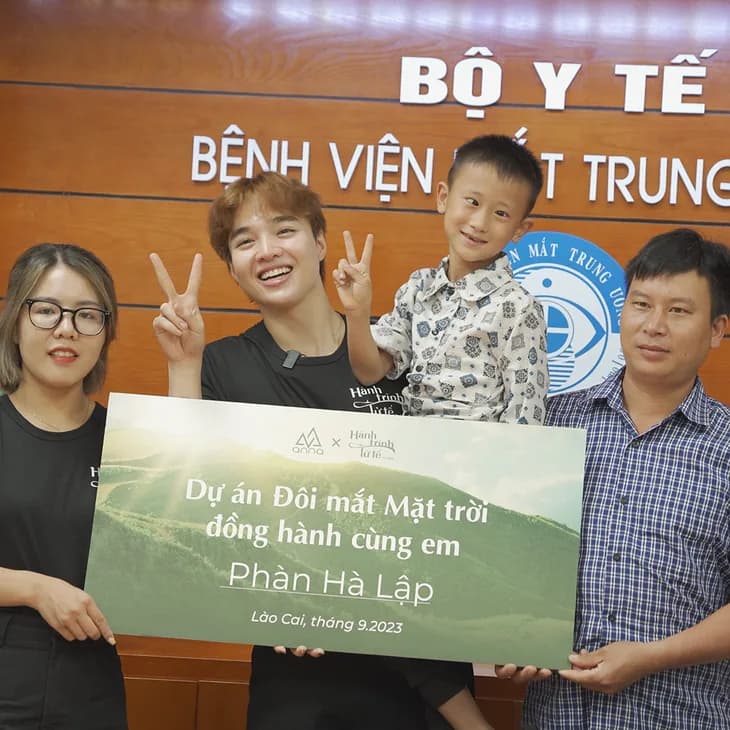 Diễn viên Tun Phạm cùng đoàn Hành trình tử tế tại bệnh viện