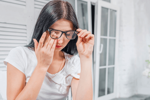 Hướng dẫn 3 cách đeo kính cận không bị lồi mắt