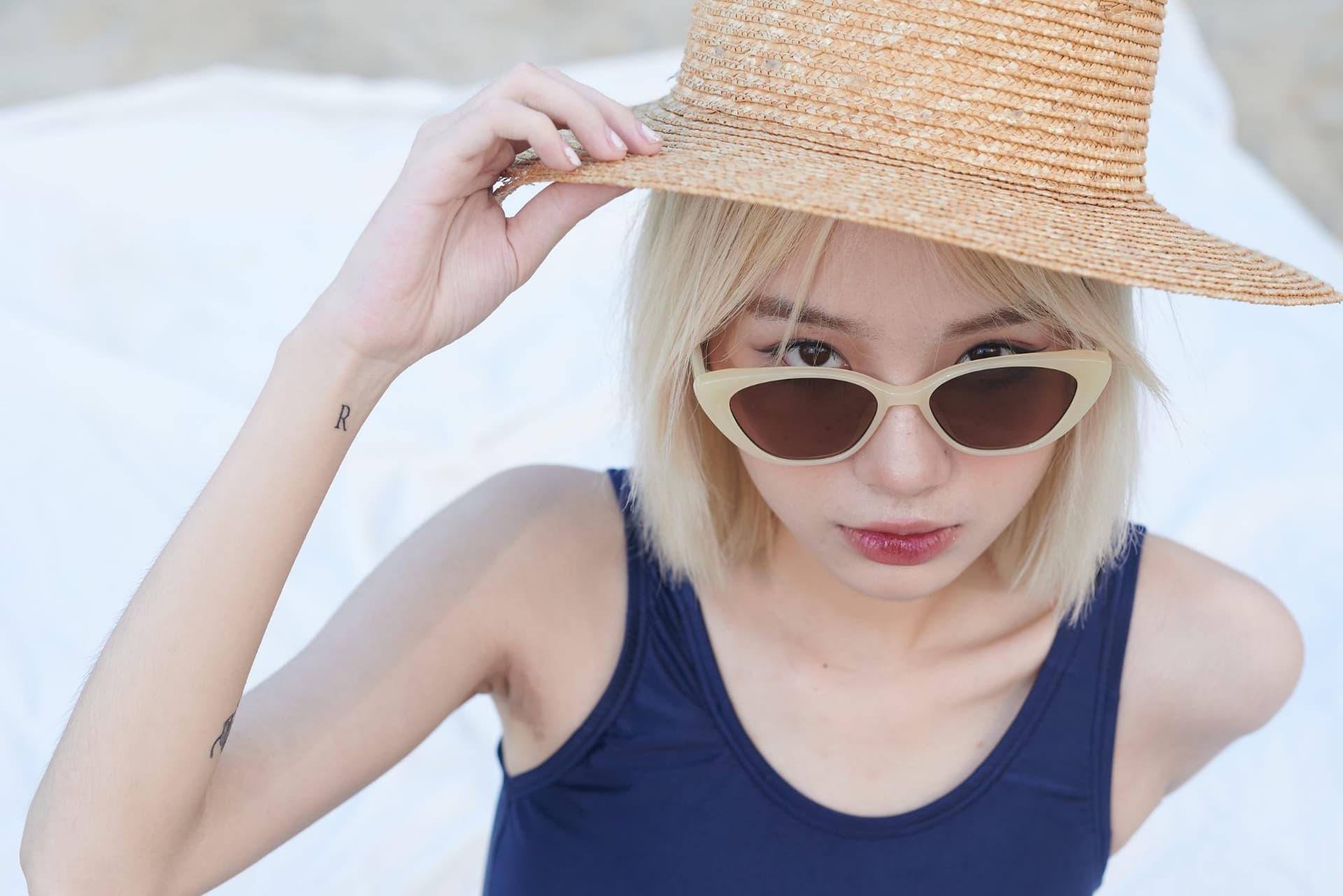 Đeo kính râm có hại cho mắt không? Lợi ích khi đeo kính râm.