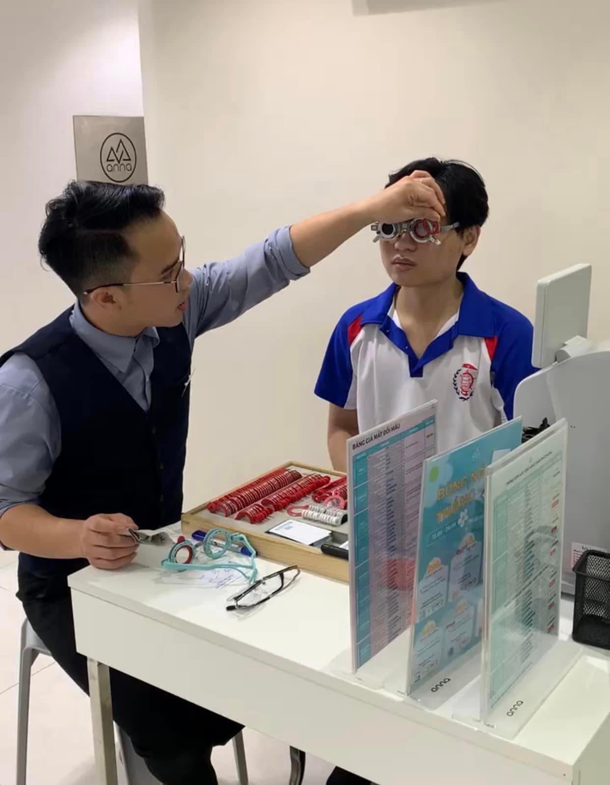 Mắt cận 2 độ là nặng hay nhẹ? Cận bao nhiêu độ thì nên đeo kính