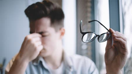 Đeo kính thấp hơn độ cận có sao không