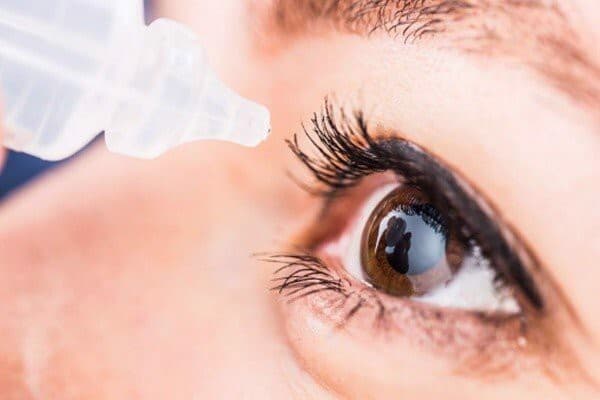 Nên nhỏ mắt bằng các loại nước nhỏ mắt chuyên dụng khi đeo lens