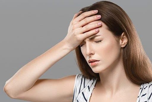 Đeo kính cận không đúng độ có thể chóng mặt, buồn nôn