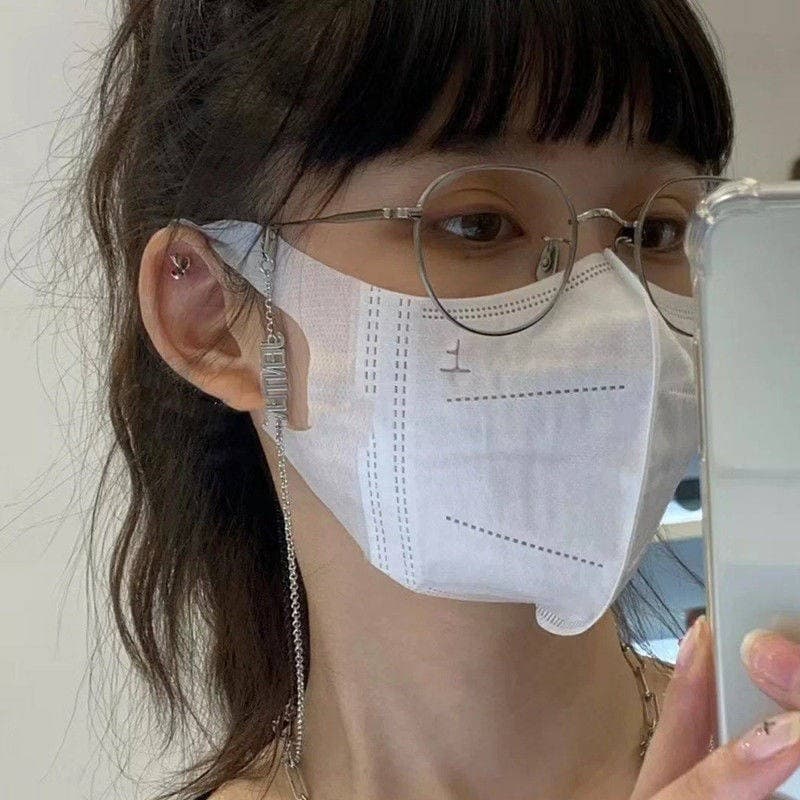 Kính mắt không độ giúp ngăn ngừa bụi vào mắt khá hiệu quả
