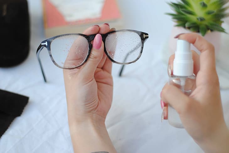 Vệ sinh kính không độ bằng dung dịch rửa kính mắt