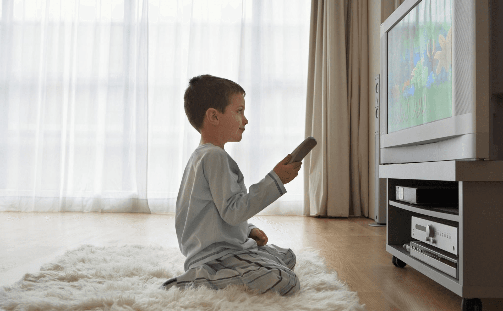 Giữ khoảng cách xem TV, các thiết bị điện tử và không xem quá lâu