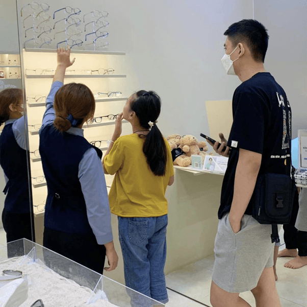 Nhân viên tại Kính mắt Anna tư vấn khách hàng lựa chọn gọng kính