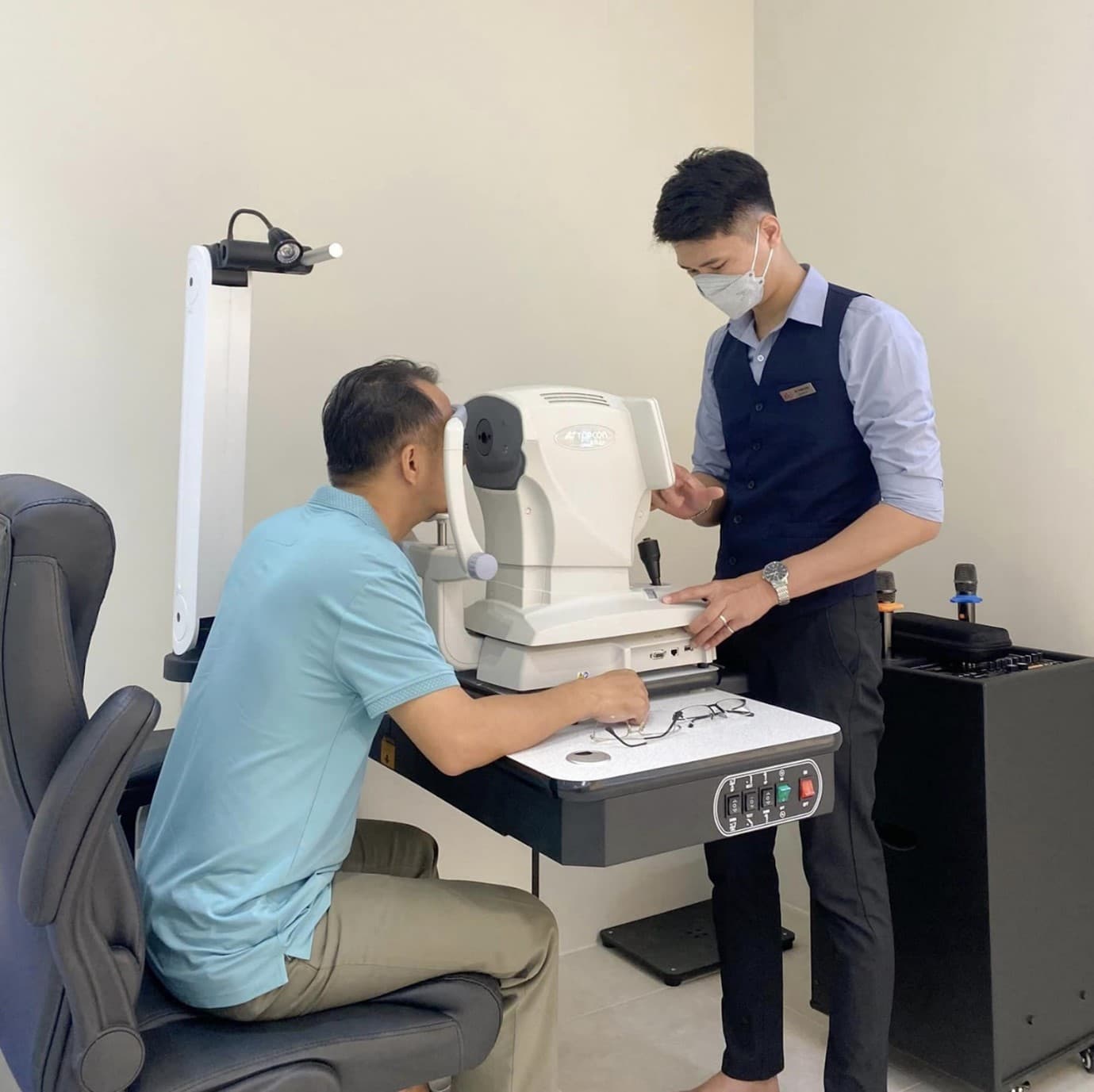 Trang thiết bị sạch sẽ, hiện đại tại cửa hàng mắt kính chính hãng Anna