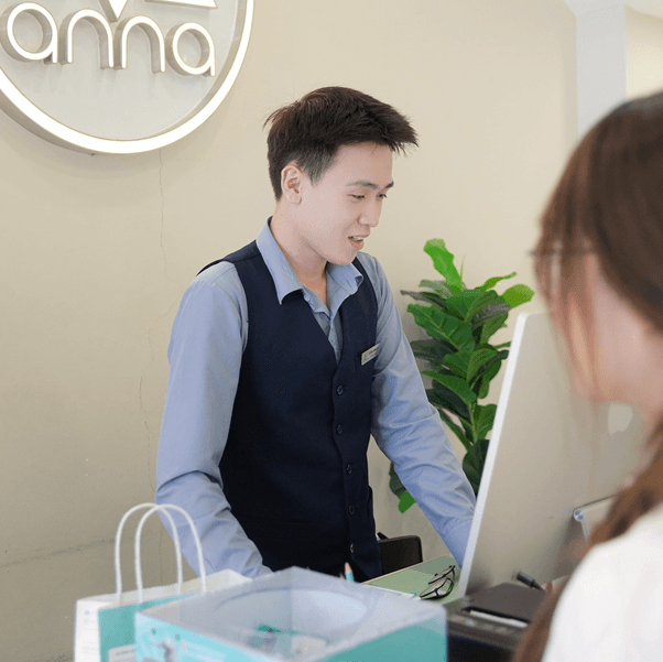 Nhân viên tư vấn cởi mở tại địa chỉ Kính mắt Anna Hà Nội