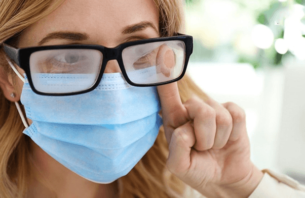 Đeo khẩu trang bị mờ kính