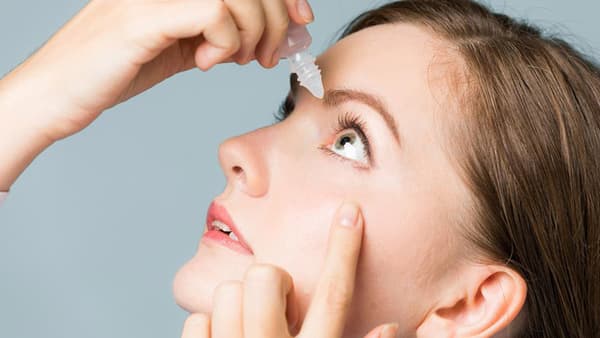 Vì sao không nên đeo lens đi ngủ?