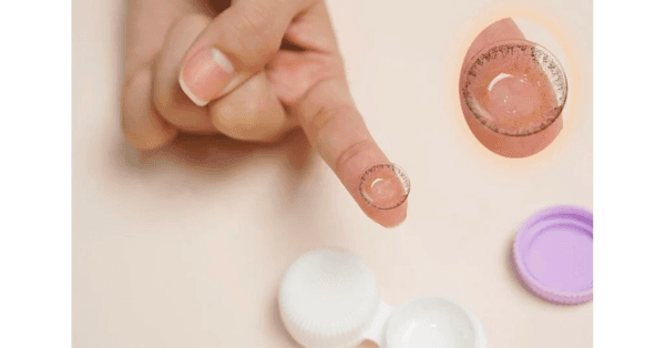 Chỉ nên ngâm kính áp tròng trong nước ngâm chuyên dụng