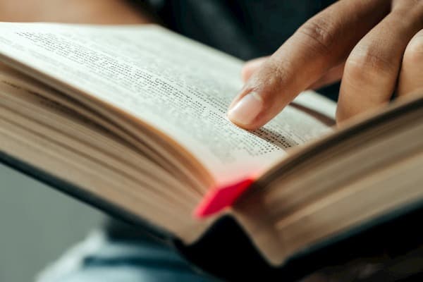 Khi đọc sách cần dùng tay dò chữ là dấu hiệu của cận thị nhẹ