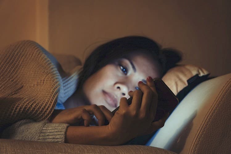 Thói quen nằm nghiêng xem điện thoại gây ảnh hưởng xấu đến sức khoẻ của mắt