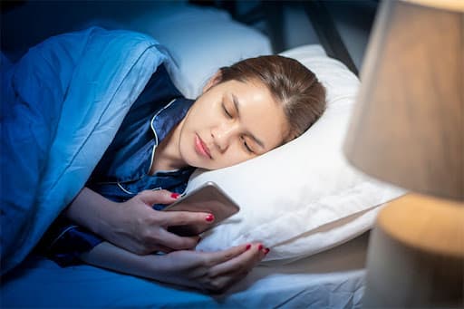 Thói quen nằm nghiêng xem điện thoại tăng nguy cơ gây loạn thị