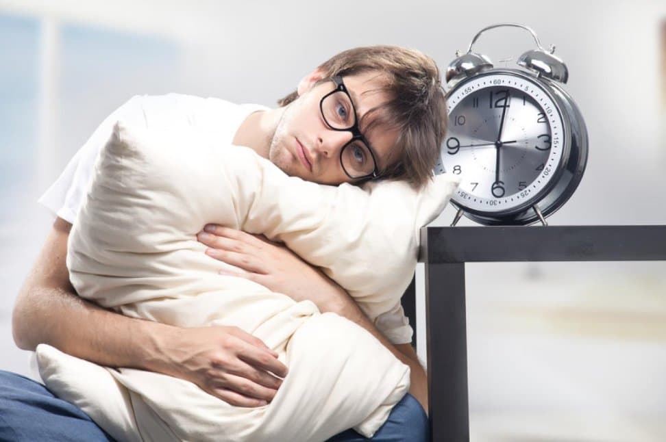 Ngủ không đủ giấc khiến mắt phải hoạt động liên tục và mệt mỏi
