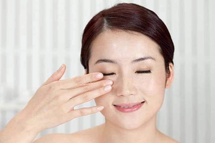 Massage mắt để mắt được thư giãn và nghỉ ngơi