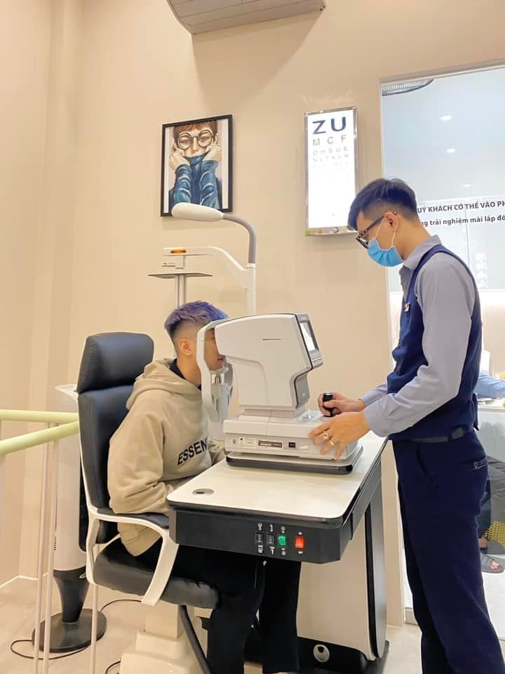 Khám mắt định kỳ để kịp thời thay đổi kính phù hợp