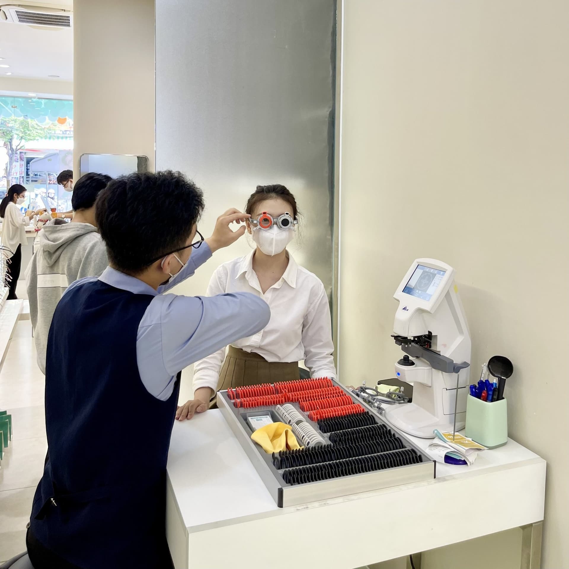 Bạn nên đi đo mắt định kỳ 6 tháng 1 lần và khi có các biểu hiện bất thường của mắt