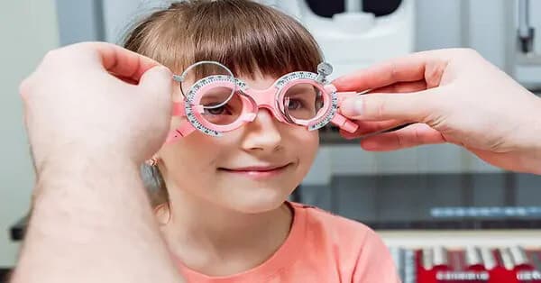 Cận thị ảnh hưởng rất nhiều đến hoạt động hàng ngày của trẻ