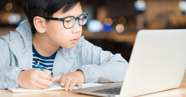 Đeo kính là phương pháp phổ biến nhất đối với trẻ cận thị