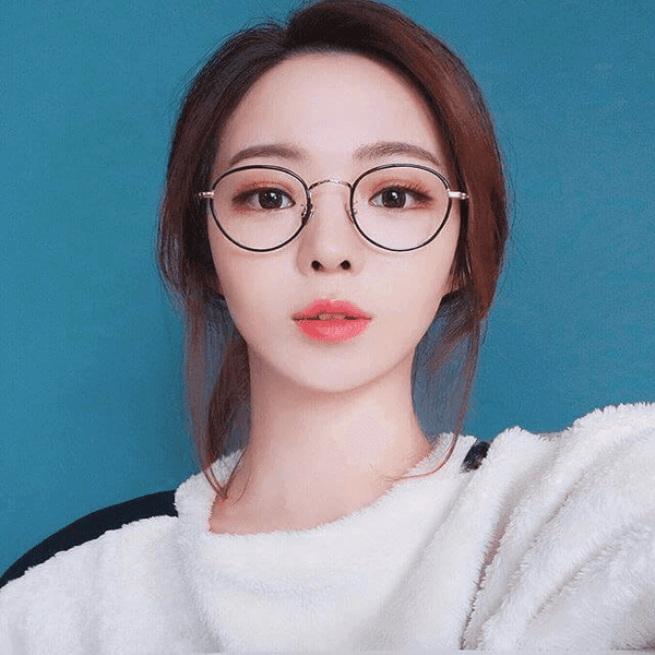 Kính tròn giúp cho gương mặt trở nên dễ thương, bầu bĩnh hơn
