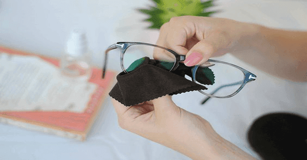 Đeo mắt kính bị xước gây cảm giác khó chịu và mất thẩm mỹ