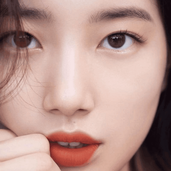 Để nhận định dáng mắt, bạn để mắt ở tư thế thoải mái nhất và nhìn vào gương