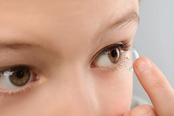 Bao nhiêu tuổi được đeo lens?