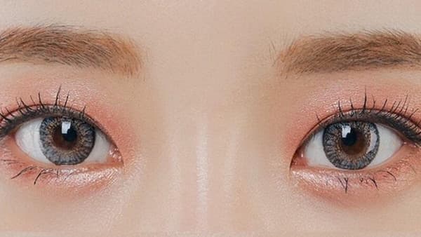 Nên đeo lens trước khi trang điểm