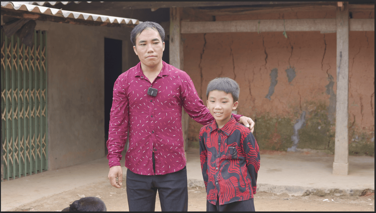 Hình ảnh em Thào A Danh cùng bố
