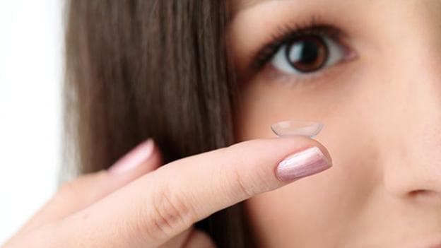 Kính áp tròng giúp bảo vệ mắt khỏi các tia UV