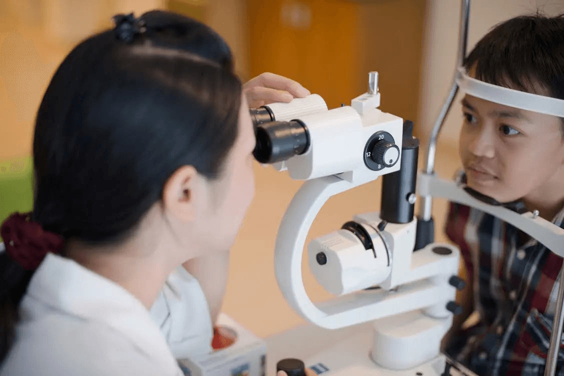 Phẫu thuật khi tình trạng mắt lác không hề chấm dứt ngay cả khi trẻ đã 6 tuổi