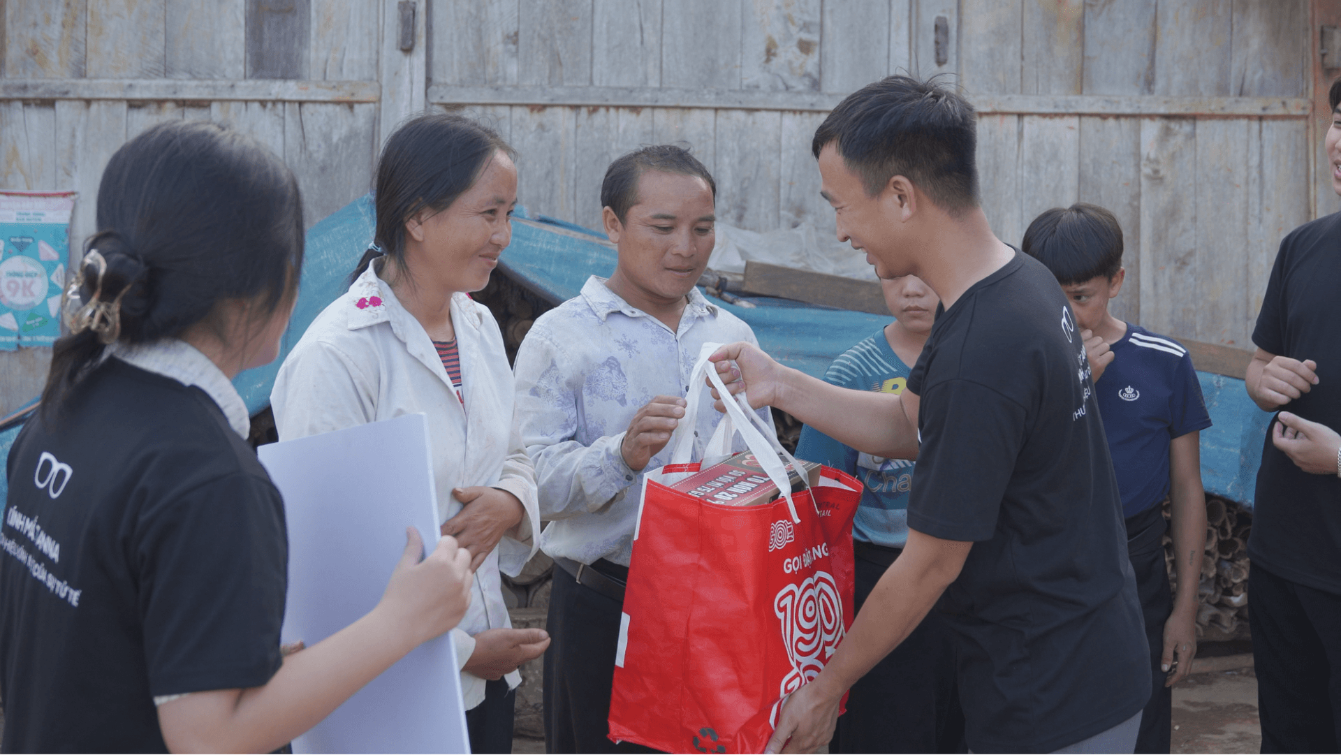 Hành trình dự án “Đôi Mắt Mặt Trời” của kính mắt Anna