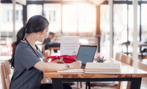 Nên bảo vệ mắt khi dùng máy tính hàng ngày
