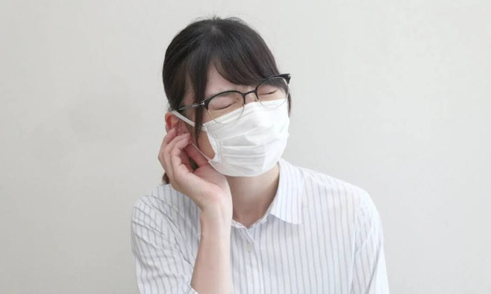 Nguyên nhân đeo kính bị đau vành tai?