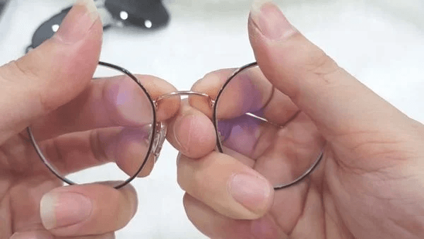 Cách sửa gọng kính kim loại bị lệch